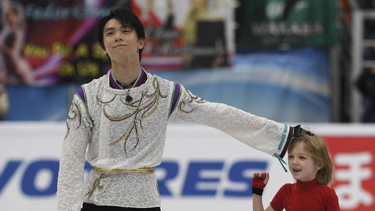Юдзуру ХАНЮ с юным фигуристом. Фото REUTERS Юдзуру ХАНЮ с юным фигуристом. Фото REUTERS