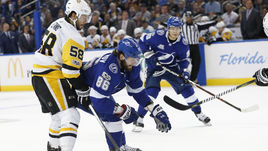 Нападающий "Тампа-Бэй" Никита КУЧЕРОВ (в центре).