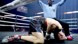 Суббота. Ньюарк. Кшиштоф ВЛОДАРЧИК не может подняться с настила после мощного удара по печени.