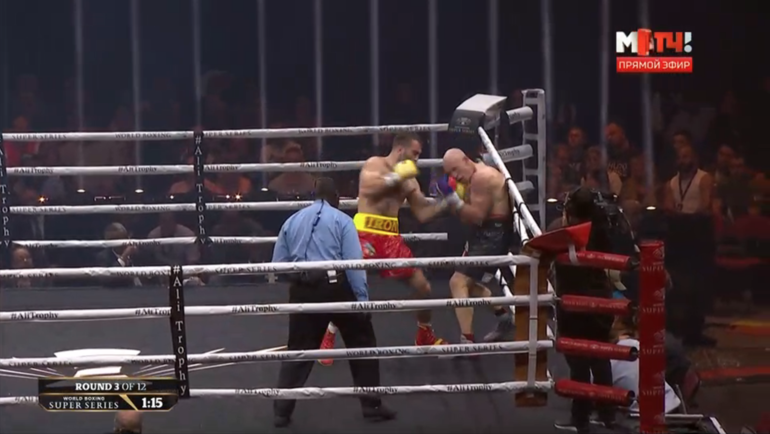 Гассиев зажал соперника у канатов и двумя ударами отправил его на настил. Гассиев зажал соперника у канатов и двумя ударами отправил его на настил.