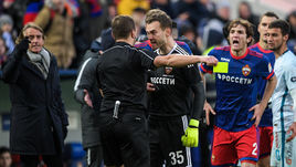 Воскресенье. Москва. ЦСКА - "Зенит" - 0:0. Михаил ВИЛКОВ успокаивает Игоря АКИНФЕЕВА и МАРИУ ФЕРНАНДЕСА.