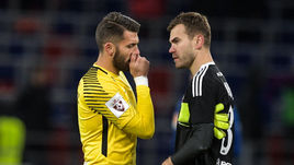 Сегодня. Москва. ЦСКА - "Зенит" - 0:0. Юрий ЛОДЫГИН, который заменил Андрея Лунева в перерыве, и Игорь АКИНФЕЕВ.