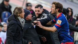 Воскресенье. Москва. ЦСКА - "Зенит" - 0:0. МАРИУ ФЕРНАНДЕС (справа) против Роберто МАНЧИНИ (слева).