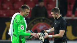 Суббота. Москва. "Спартак" - "Амкар" - 0:0. Александр СЕЛИХОВ (справа) и его коллега Артур НИГМАТУЛЛИН после матча.