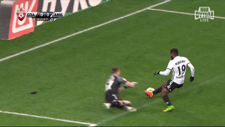 Голкипер москвичей Александр СЕЛИХОВ бросается в ноги Брайну ИДОВУ... Фото twitter.com Голкипер москвичей Александр СЕЛИХОВ бросается в ноги Брайну ИДОВУ... Фото twitter.com