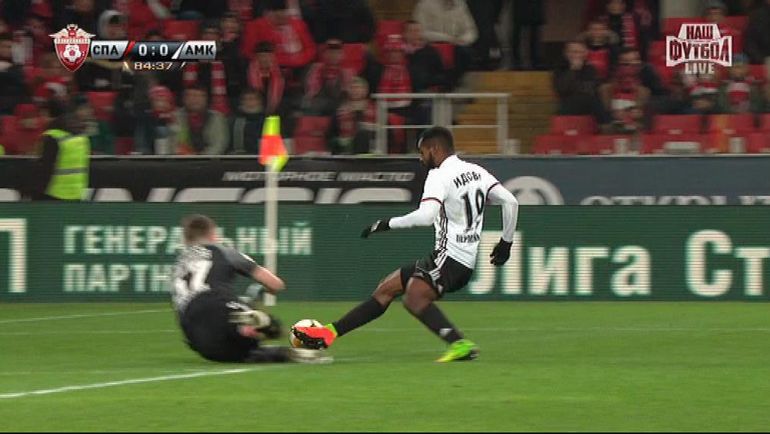 …но не успевает сыграть в мяч... Фото twitter.com …но не успевает сыграть в мяч... Фото twitter.com