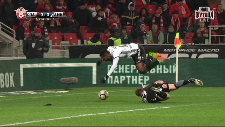 …и сбивает соперника. Фото twitter.com …и сбивает соперника. Фото twitter.com