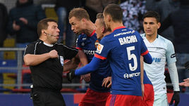 Воскресенье. Москва. ЦСКА - "Зенит" - 0:0. Михаил ВИЛКОВ и игроки ЦСКА.