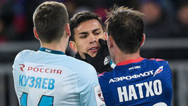 Воскресенье. Москва. ЦСКА - "Зенит" - 0:0. Стычка Леандро ПАРЕДЕСА (в центре) и Бибраса НАТХО (справа).