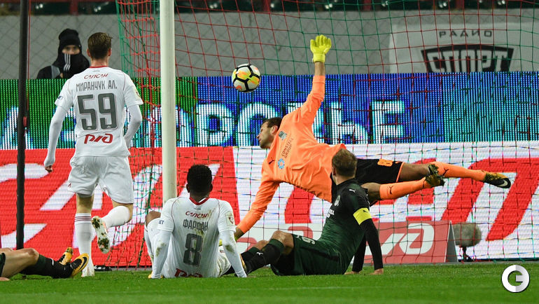 Понедельник. Москва. "Локомотив" - "Краснодар" - 2:0. Алексей МИРАНЧУК забивает победный гол.