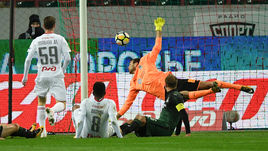 Понедельник. Москва. "Локомотив" - "Краснодар" - 2:0. Алексей МИРАНЧУК забивает победный гол.