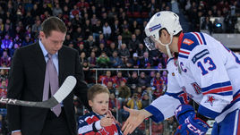 Понедельник. Москва. ЦСКА - СКА - 2:5. Павел БУРЕ с сыном и Павел ДАЦЮК во время символического вбрасывания перед матчем.