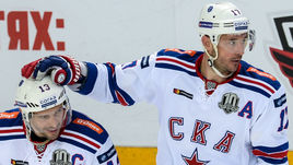 Сегодня. Москва. ЦСКА - СКА - 2:5. Павел ДАЦЮК (слева) и Илья КОВАЛЬЧУК забросили на двоих четыре шайбы.