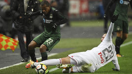 Сегодня. Москва. "Локомотив" – "Краснодар" – 2:0. Подкат Дмитрия ТАРАСОВА (№23) против ЖОАУЗИНЬЮ. Желтую карточку, четвертую в чемпионате, хавбек получил за фол на бразильце на 45+2-й минуте.