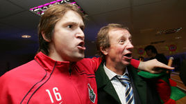 12 ноября 2004 года. Ярославль. "Шинник" - "Локомотив" - 0:2. Празднование второго чемпионства железнодорожников. Вадим ЕВСЕЕВ (слева) и Юрий СЕМИН.