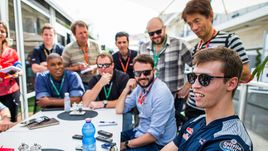 Найдет ли Даниил КВЯТ (справа) себе место в "Формуле-1" на следующий сезон?