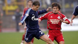 21 октября 2006 года. Санкт-Петербург. "Зенит" - "Локомотив" - 4:1. Дмитрий ЛОСЬКОВ (справа) против Владислава РАДИМОВА.