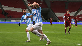 Сегодня. Казань. "Рубин" - "Крылья Советов" - 1:2. Сергей КОРНИЛЕНКО (в центре) отмечает свой гол в ворота хозяев поля.