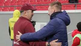 Вчера. Казань. "Рубин" – "Крылья Советов" – 1:2. Главный тренер казанцев Курбан БЕРДЫЕВ (слева) и наставник самарцев Андрей ТИХОНОВ.