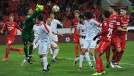 Среда. Москва. "Спартак" М - "Спартак" Нч - 5:2. Опасный момент у ворот Бориса ШОГЕНОВА.