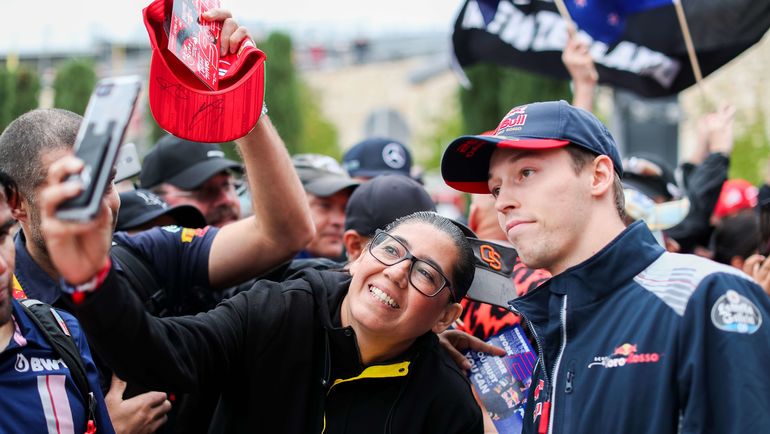 Даниил КВЯТ с болельщиками. Фото AFP Даниил КВЯТ с болельщиками. Фото AFP