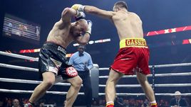 21 октября. Ньюарк. Мурат ГАССИЕВ (справа) в поединке с Кшиштофом ВЛОДАРЧИКОМ.