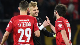 Среда. Москва. "Спартак" - "Спартак" Нч - 5:2. Александр МАКСИМЕНКО (в центре) получает поздравления от Ильи КУТЕПОВА (№29) и Георгия ДЖИКИИ после дебюта в главной команде красно-белых.