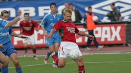 17 июля 2004 года. Санкт-Петербург. "Зенит" - "Локомотив" - 0:2. 16-я минута. Дмитрий СЫЧЕВ открывает счет в матче.