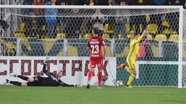 Сегодня. Ростов-на-Дону. "Ростов" - "Спартак" - 2:2. 20-я минута. Алексей ИОНОВ (№12) только что открыл счет.