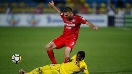 Суббота. Ростов-на-Дону. "Ростов" – "Спартак" – 2:2. Марко ПЕТКОВИЧ (№3) против Муссы ДУМБЬЯ.