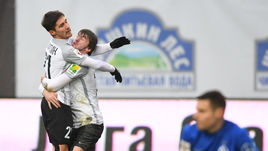 Воскресенье. Химки. "Динамо" - "Тосно" - 0:1. Вагиз ГАЛИУЛИН (слева) - автор победного гола и Резиуан МИРЗОВ.