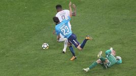 Воскресенье. Санкт-Петербург. "Зенит" - "Локомотив" - 0:3. 58-я минута. Джефферсон ФАРФАН открывает счет в матче.