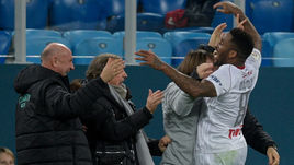 Сегодня. Санкт-Петербург. "Зенит" - "Локомотив" - 0:3. Джефферсон ФАРФАН (в белом) празднует свой второй гол с тренерским штабом.