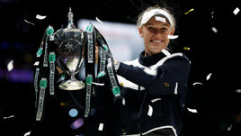 Сегодня. Сингапур. Каролин ВОЗНЯЦКИ с трофеем.