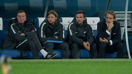 Воскресенье. Санкт-Петербург. "Зенит" - "Локомотив" - 0:3. Роберто МАНЧИНИ (справа) и его штаб.