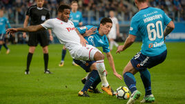 Воскресенье. Санкт-Петербург. "Зенит" - "Локомотив" - 0:3. Джефферсон ФАРФАН (с мячом) против Бранислава ИВАНОВИЧА (№60) и Далера КУЗЯЕВА.