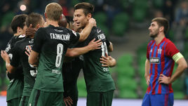 Сегодня. Краснодар. "Краснодар" - "СКА-Хабаровск" - 4:1. Партнеры поздравляют Федора СМОЛОВА (№10) с забитым мячом.