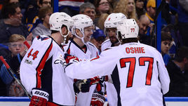 Евгений КУЗНЕЦОВ (второй слева) и Александр ОВЕЧКИН (№ 8) чередуют в этом сезоне яркие матчи с неудачными.