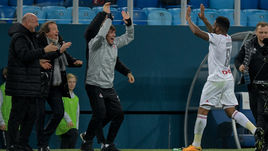 Вчера. Санкт-Петербург. "Зенит" – "Локомотив" – 0:3. 69-я минута. Герой матча Джефферсон ФАРФАН спешит разделить радость от второго гола с тренерским штабом во главе с Юрием СЕМИНЫМ (второй слева).