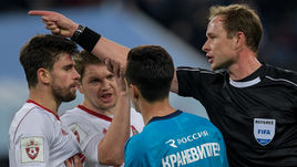 Воскресенье. Санкт-Петербург. "Зенит" - "Локомотив" - 0:3. Виталий МЕШКОВ (справа) не назначил пенальти в ворота железнодорожников на первой минуте.