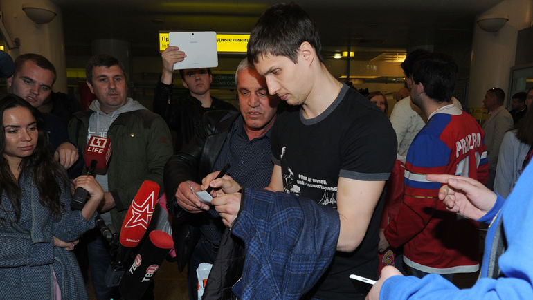 Вадим ШИПАЧЕВ раздает автографы. Фото Алексей ИВАНОВ Вадим ШИПАЧЕВ раздает автографы. Фото Алексей ИВАНОВ