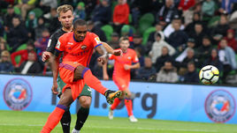 14 октября. Краснодар. "Краснодар" - ЦСКА - 0:1. Один из 59 ударов ВИТИНЬЮ (на переднем плане) в этом чемпионате, который не привел к голу.