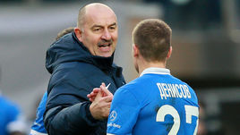 Главный тренер сборной России Станислав ЧЕРЧЕСОВ и Игорь ДЕНИСОВ: конфликт времен "Динамо" не забыт.