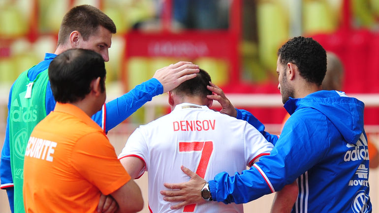 5 июня 2016 года. Монако. Россия - Сербия - 1:1. Игорь ДЕНИСОВ покидает поле: из-за травмы он пропустит чемпионат Европы-2016. После той игры хавбек за национальную команду не выступал. Фото Александр ФЕДОРОВ 5 июня 2016 года. Монако. Россия - Сербия - 1:1. Игорь ДЕНИСОВ покидает поле: из-за травмы он пропустит чемпионат Европы-2016. После той игры хавбек за национальную команду не выступал. Фото Александр ФЕДОРОВ