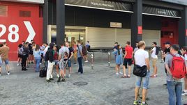 Болельщики у кассы.