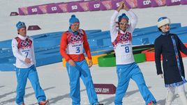 23 февраля 2014 года. Сочи. (слева направо) Максим ВЫЛЕГЖАНИН (серебро), Александр ЛЕГКОВ (золото) и Илья ЧЕРНОУСОВ (бронза) после гонки на 50 км на Олимпиаде.