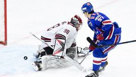 Сегодня. Санкт-Петербург. СКА - "Динамо" Рига - 3:2. Армеец Никита ГУСЕВ (97) атакует ворота Яниса КАЛНЫНЬША.