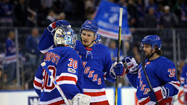 Вторник. Нью-Йорк. "Рейнджерс" - "Вегас" - 6:4. Павел БУЧНЕВИЧ (в центре) празднует победу с голкипером Хенриком ЛУНДКВИСТОМ.
