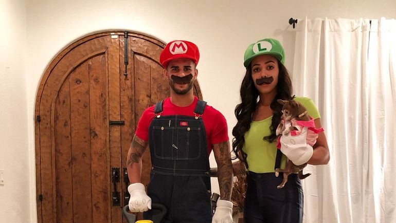 Футболистка Сидни ЛЕРУ и Дом ДУАЙЕР стали братьями Марио. Фото twitter.com/ Футболистка Сидни ЛЕРУ и Дом ДУАЙЕР стали братьями Марио. Фото twitter.com/