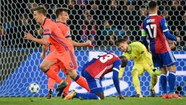 Вторник. Базель. "Базель" - ЦСКА - 1:2. 79-я минута. Только что Понтус ВЕРНБЛУМ (слева) провел победный гол.